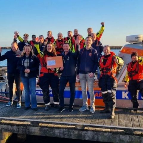 ?p=image&amp;src=%7B%22file%22%3A%22media%2Facfgallery%2Fcontent%2F760%2F15%2F20251213a_original Redders nieuw in het pak! Namens de Rabobank!  - Reddingstation Wijdenes