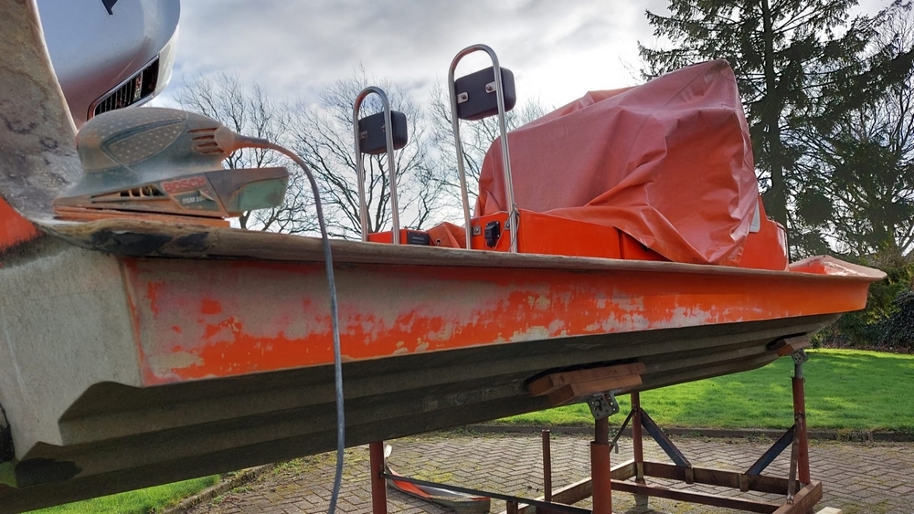 Schuurwerkzaamheden%20aan%20de%20tube Groot onderhoud De Gooier - Reddingstation Wijdenes