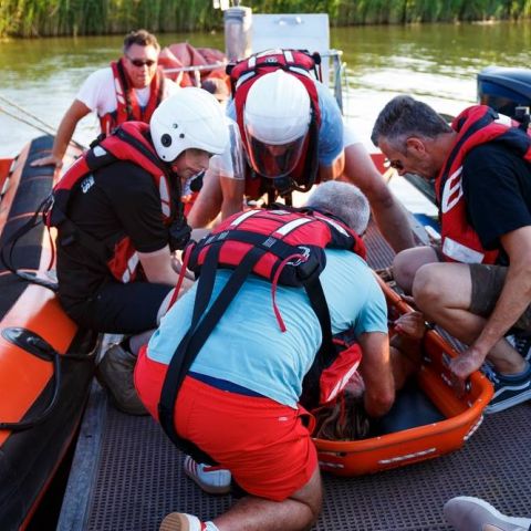 rodekruis_3_original-28fae67a Geslaagde samenwerkingsoefening in haven van Wijdenes - Reddingstation Wijdenes