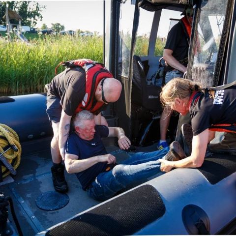 rodekruis_2_original-35c2ae31 Geslaagde samenwerkingsoefening in haven van Wijdenes - Reddingstation Wijdenes