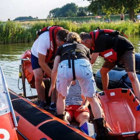 rodekruis_6_original-4ff8072f Geslaagde samenwerkingsoefening in haven van Wijdenes - Reddingstation Wijdenes