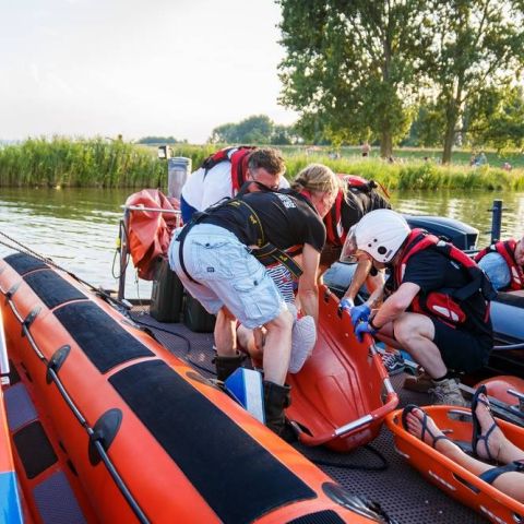 rodekruis_7_original-52c04f64 Geslaagde samenwerkingsoefening in haven van Wijdenes - Reddingstation Wijdenes