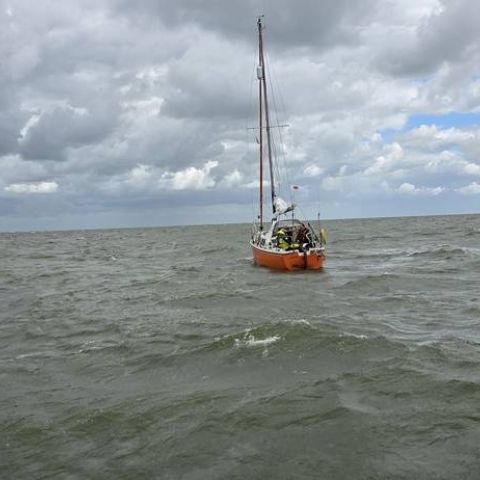 20260613a_original-6110368a Reddingboot onderbreekt assistentie voor melding omgeslagen zeilboot - Reddingstation Wijdenes