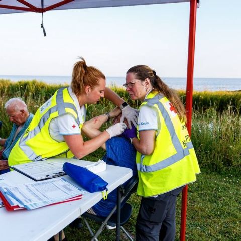 rodekruis_16_original-8fdc4172 Geslaagde samenwerkingsoefening in haven van Wijdenes - Reddingstation Wijdenes