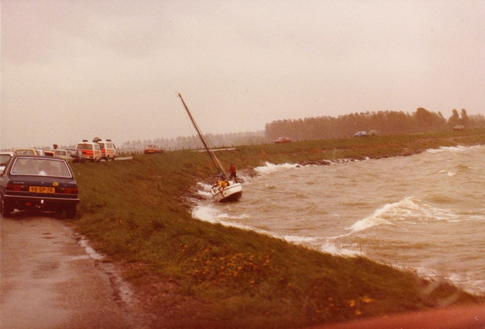 19830512-901010ce De historie van reddingswerk vanuit de Haven Wijdenes