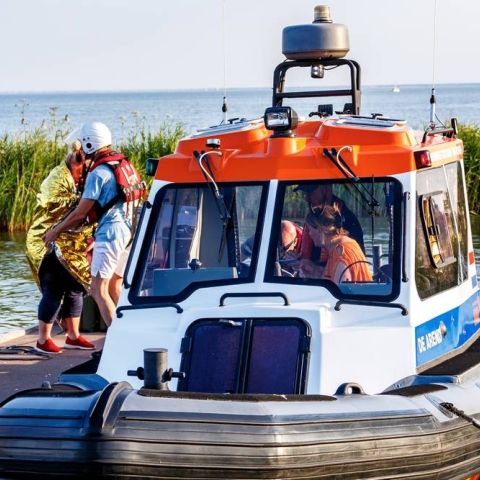 rodekruis_14_original-b2c115fd Geslaagde samenwerkingsoefening in haven van Wijdenes - Reddingstation Wijdenes