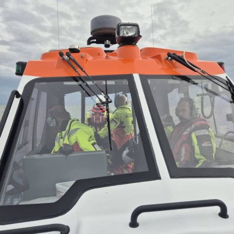 20160517_5_original-e326955a In actie voor zeiljacht met motorproblemen bij EA1‑boei - Reddingstation Wijdenes