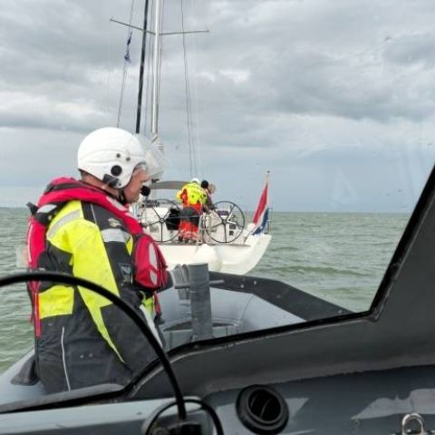 20160517_3_original-f05f2d82 In actie voor zeiljacht met motorproblemen bij EA1‑boei - Reddingstation Wijdenes