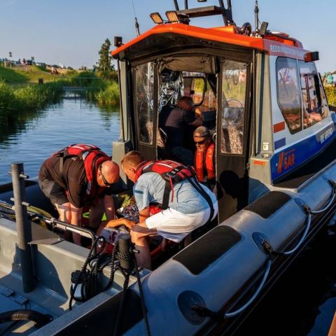 rodekruis_12_original-f5e6e86c Geslaagde samenwerkingsoefening in haven van Wijdenes - Reddingstation Wijdenes