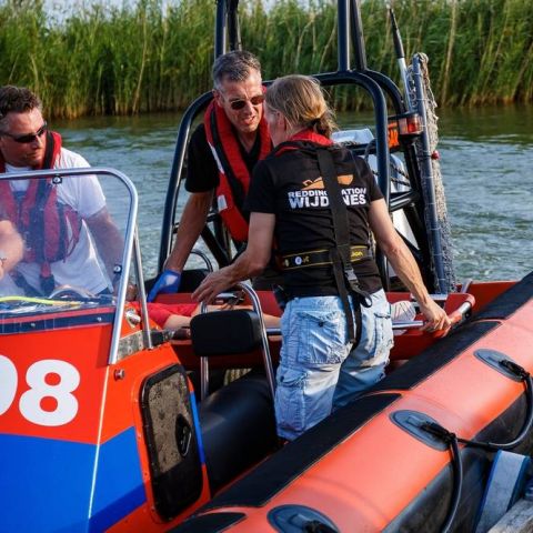 rodekruis_8_original-f51ce4a9 Geslaagde samenwerkingsoefening in haven van Wijdenes - Reddingstation Wijdenes